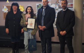 надежда ученичка намери портфейл 400 евро предаде непокътнат парите били пенсията годишен