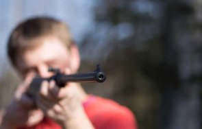 играчка плачка дете простреля дете въздушна пушка