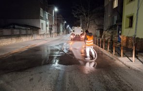 мият чистят кърпят улиците шумен