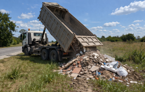 хванаха мъж изсипал камион строителни отпадъци самоковско село