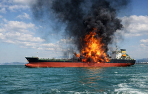 танкер избухна персийския залив удар два снаряда катар