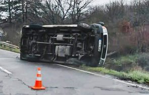 товарен бус обърна атия росенец