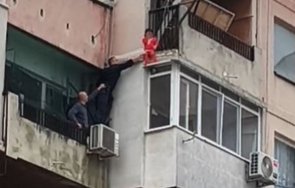 родителите висящото балкон дете задържани