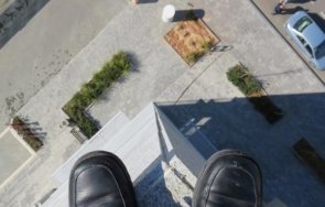 полицаи съблякоха униформите спасят мъж опитал самоубие