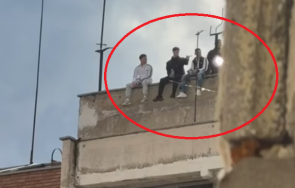 познае децата прибере младежи увиснаха покрива етажен блок центъра софия видео