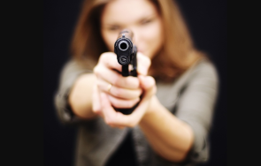 искам 100 000 лева жена опита обере банка софия фалшив пистолет