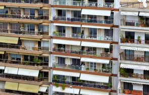 наемите гърция изяждат две трети средните заплати