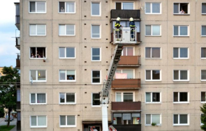 пожарникари помогнаха жена блокирана тераса петия етаж силистра