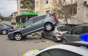 Зрелищна катастрофа в Хасково: Автобус помете три паркирани автомобила
