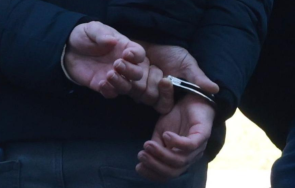 мъж удари своя възрастна родственица юмрук тила