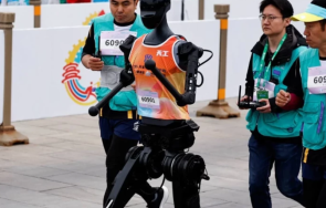 хуманоидни роботи стартират полумаратона пекин