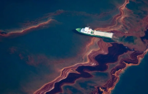 трима уволнени заради масивен петролен разлив мексиканския залив