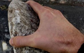 мъж удари леля камък главата