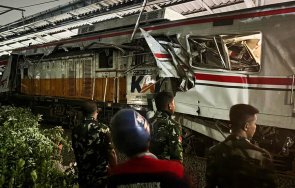 загинали ранени влакова катастрофа индонезия