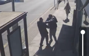 нападение нож лондон двама души ранени видео