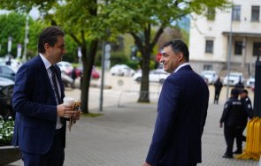 пик волейболната легенда владо николов дружески лаф божанков старта новия парламент снимки