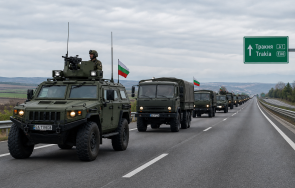 колони военна техника движат пътищата страната