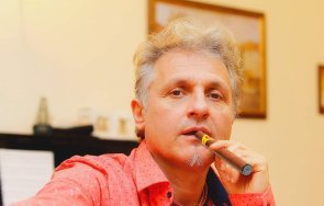 пик ретро къци вапцаров купува кафе 1600 папарашки снимки