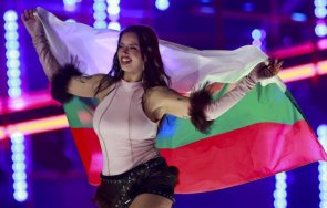 първата учителка пеене дара артистична упорита талантлива харизматична