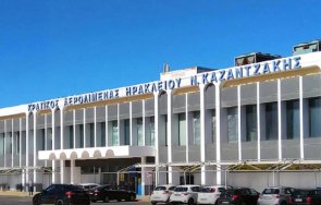 скандал борда британец нападна жена време полет крит задържаха