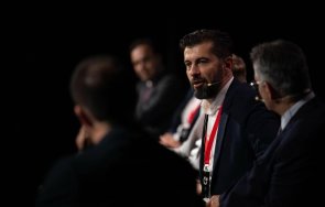 времената менят наглостта остава вечна продавачът хранителни добавки кирил петков превъплъти геополитически стратег просто жалка карикатура държавник