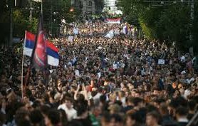 хиляди излязоха антиправителствен протест белград души задържи сблъсъци полицията