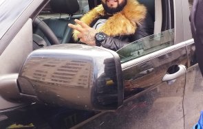 вижте единия джигитите спретнали смъртоносната гонка минута делила автобуса челопешко шосе пламъци снимки