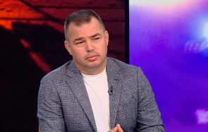 вижте единия джигитите спретнали смъртоносната гонка минута делила автобуса челопешко шосе пламъци снимки