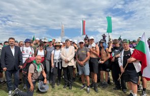 1400 ученици повече 200 учители следват пътя ботевата чета