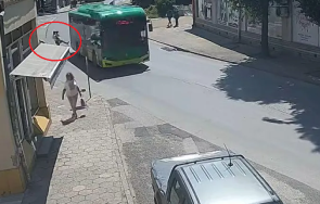 абсурден инцидент мъж дете ръце изрита електробус счупи крака