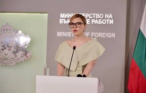 обрат часа модната буря министър петрова прибра голото рамо снимки