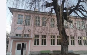 ремонтират основно сградата вековно читалище земен