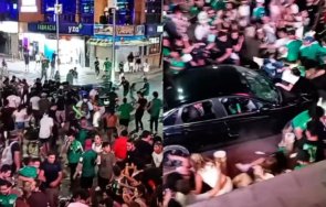 брутално кола вряза тълпа празнуващи футболни фенове пострадали видео