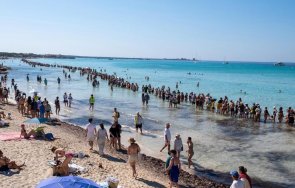 мъж удави докато хиляди хора стоят водата