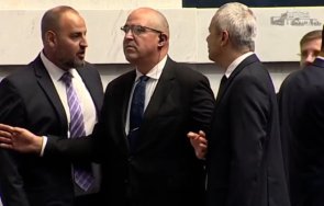 екшън парламента петър стойчев костадин костадинов почти стигнаха бой намесиха квесторите видео