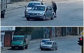 брутална агресия пътя мъж удря жена засича колата видео