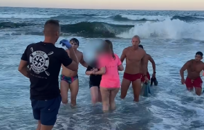 драматична акция морето спасители изтръгнаха смъртта баща дете видео