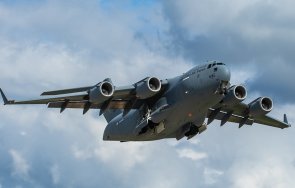 американски военен самолет кацна москва видео