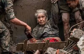 целуната господ спасиха 105 годишна жена потопа непал прекарала часа руините снимки видео