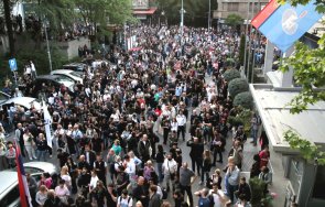поредни протести отбелязаха месеца срутването гарата сад