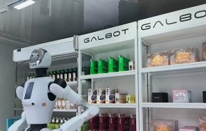 първите магазини хонконг управлявани роботи посрещат клиенти