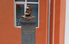 откриват паметник христо ботев училището батановци