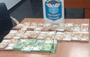 хиляди евро долари скрити обувки багаж откриха капитан андреево