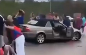 кола вряза пешеходци австралия ранени