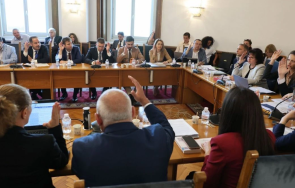 правната комисия парламента извънредно заседание