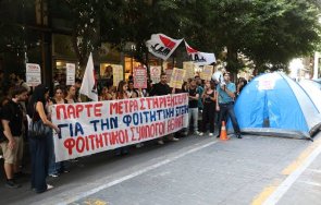 студентите въстанаха палатков лагер атина сблъсъци тирана