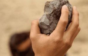 задържаха мъж стара загора хвърлял камъни съпругата