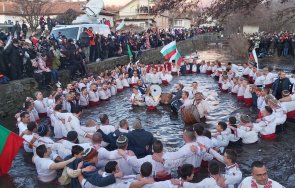 калофер хвърлят кръста богоявление кметът мога спра хората църковен ритуал