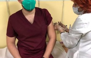 синът доц ангел кунчев ваксинира коронавируса