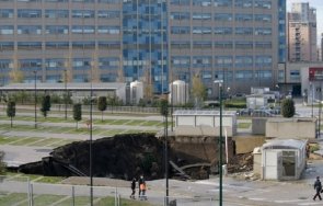 огромен кратер погълна коли паркинг болница неапол снимки видео